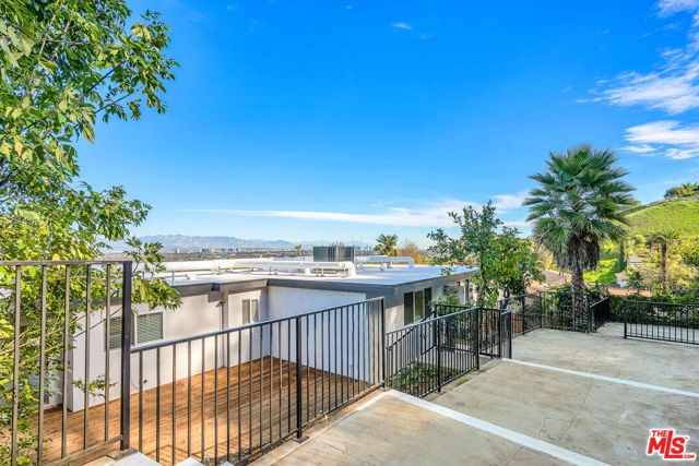 5324 Weatherford Drive, Los Angeles, CA 90008