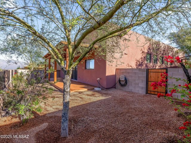 112 S Happy Valley Saddle Drive, Tucson, AZ 85748