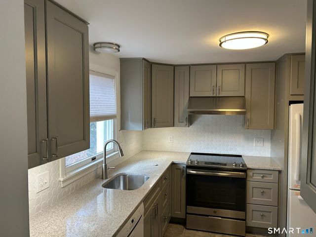 140 Flagg Road R, West Hartford, CT 06117