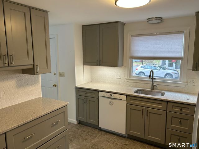 140 Flagg Road R, West Hartford, CT 06117