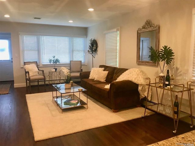 9 North Street, Glen Head, NY 11545