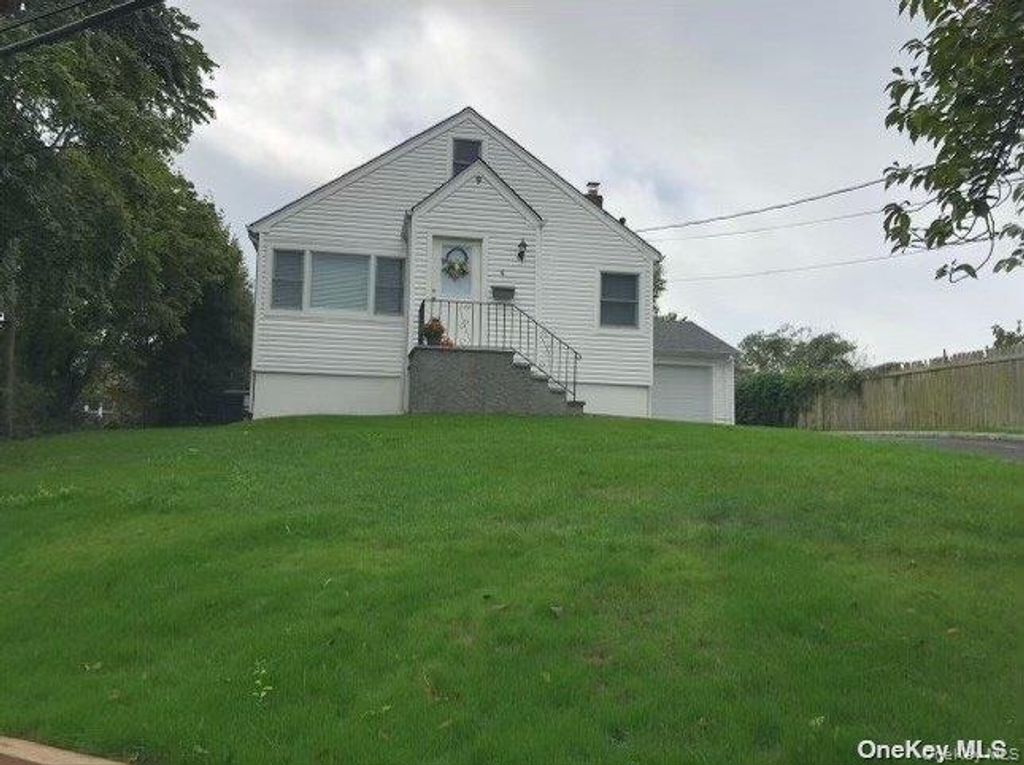 9 North Street, Glen Head, NY 11545