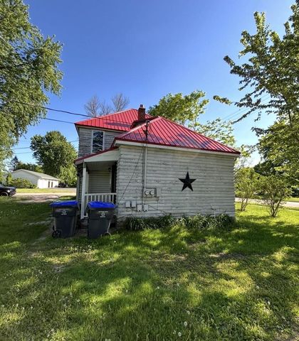 713 W WAUPACA STREET, New London, WI 54961