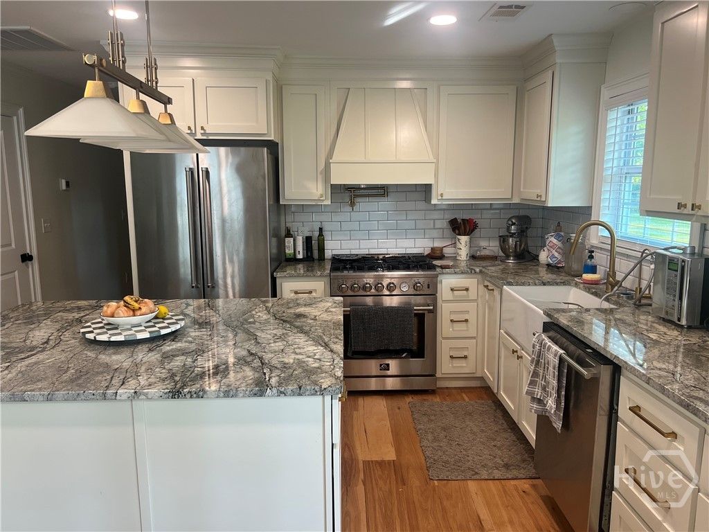 Image 7 of property listing at 233 E Derenne Avenue, Savannah, GA 31405