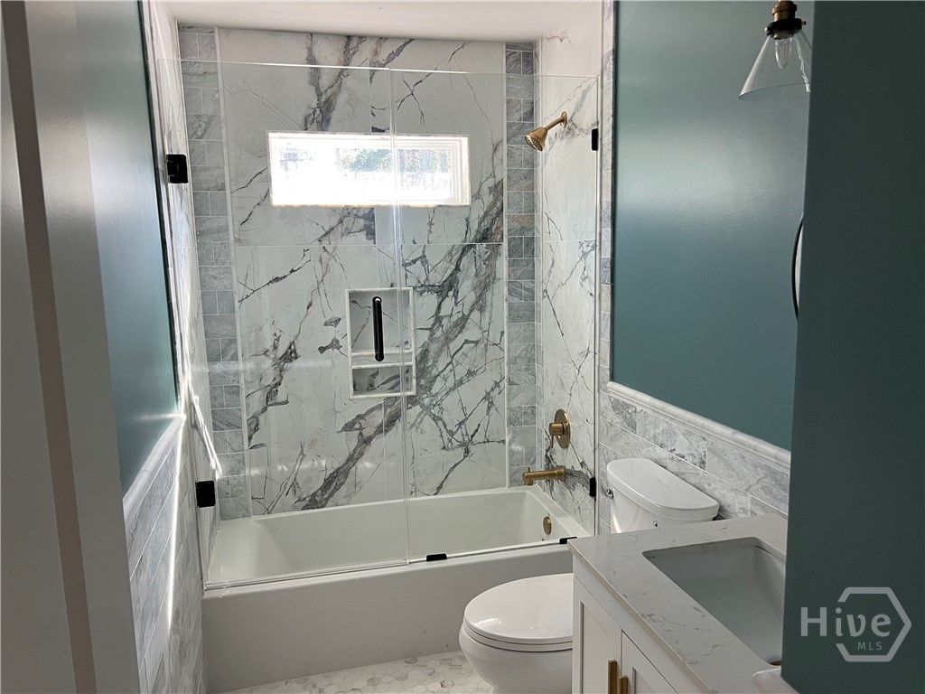 Image 9 of property listing at 233 E Derenne Avenue, Savannah, GA 31405