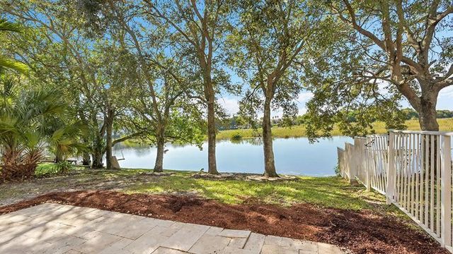 518 NW 130th Way, Pembroke Pines, FL 33028