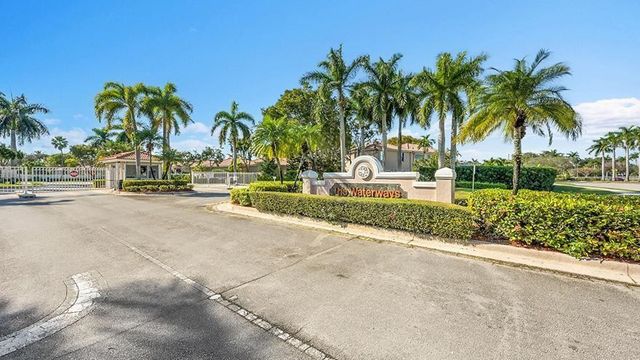 518 NW 130th Way, Pembroke Pines, FL 33028
