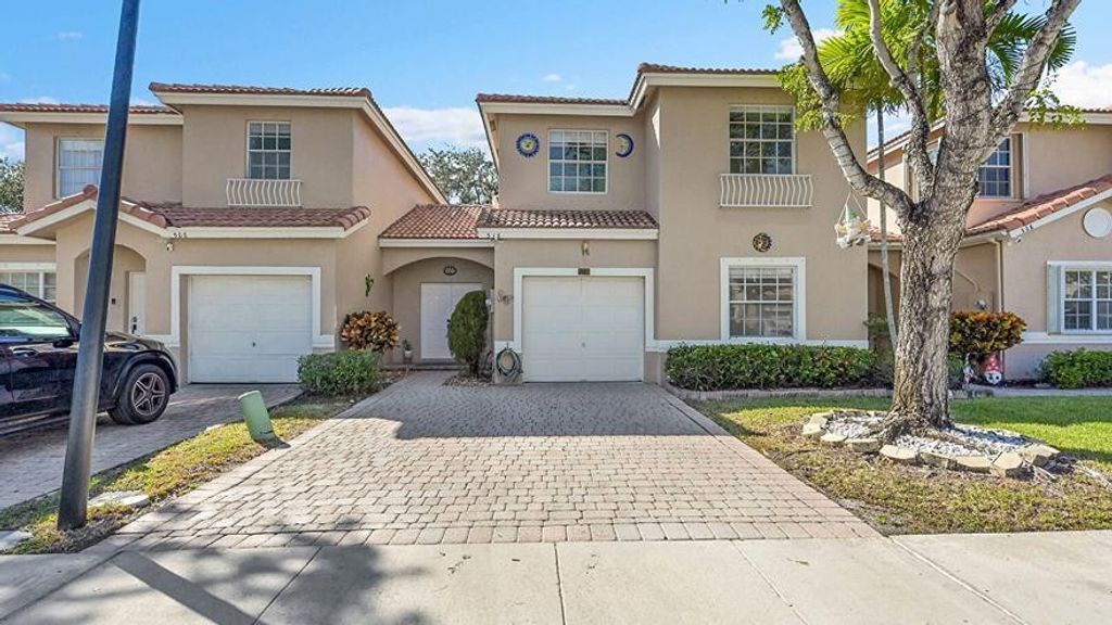 518 NW 130th Way, Pembroke Pines, FL 33028