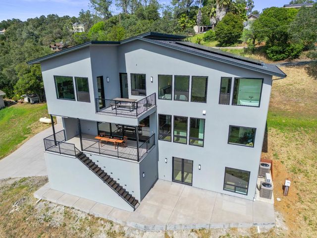 2661 Shirland Tract Rd, Auburn, CA 95603
