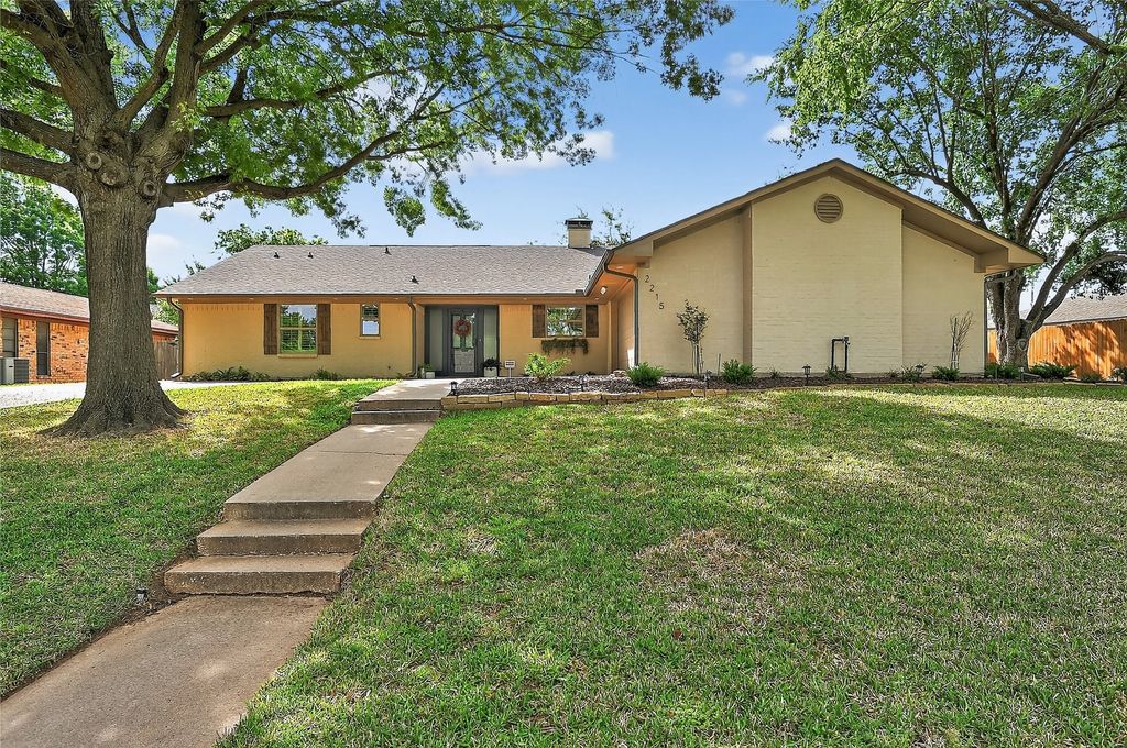 2215 Oak Creek Drive, Sherman, TX 75092
