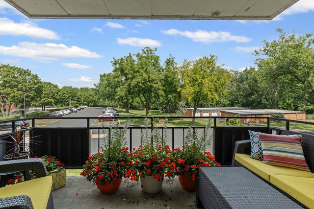 940 Holbrook Road 8B, Homewood, IL 60430