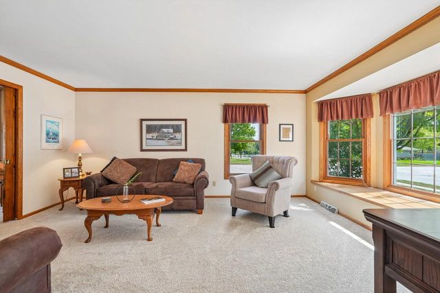 306 W Juniper DRIVE, Grafton, WI 53024