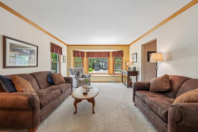 306 W Juniper DRIVE, Grafton, WI 53024