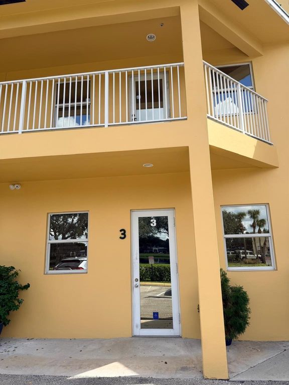 Image 7 of property listing at 3080 Fairlane Farms Road 3, Wellington, FL 33414