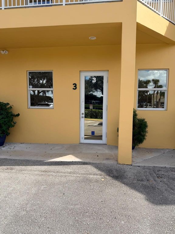 Image 8 of property listing at 3080 Fairlane Farms Road 3, Wellington, FL 33414