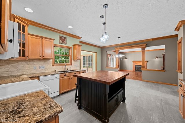 1413 Ashford Glen Lane, Sagamore Hills, OH 44067