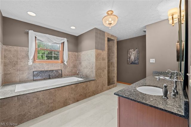1413 Ashford Glen Lane, Sagamore Hills, OH 44067