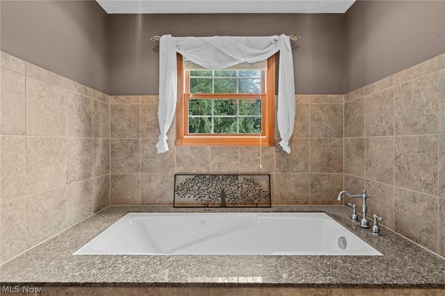1413 Ashford Glen Lane, Sagamore Hills, OH 44067