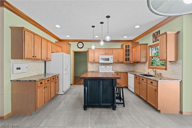 1413 Ashford Glen Lane, Sagamore Hills, OH 44067
