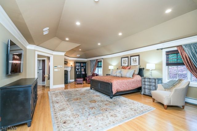 22 Sunset Ln, Upper Saddle River Boro, NJ 07458