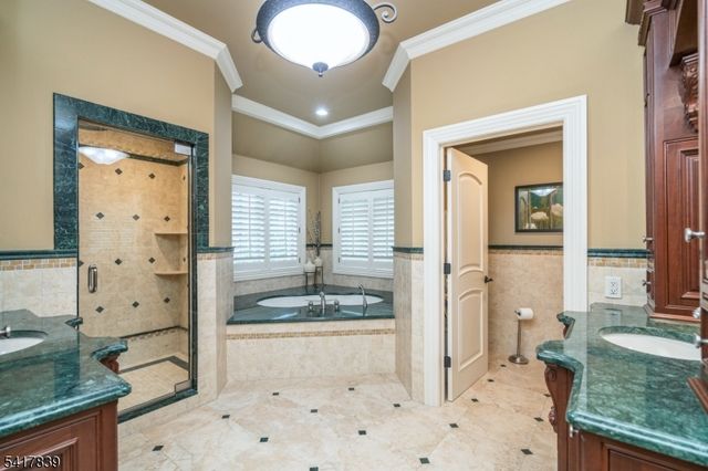 22 Sunset Ln, Upper Saddle River Boro, NJ 07458