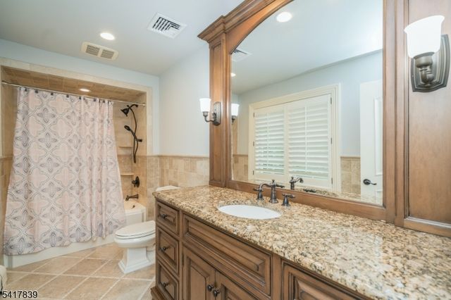 22 Sunset Ln, Upper Saddle River Boro, NJ 07458