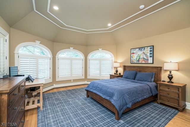 22 Sunset Ln, Upper Saddle River Boro, NJ 07458