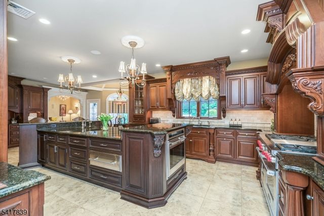 22 Sunset Ln, Upper Saddle River Boro, NJ 07458