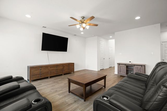 321 Langhorne BND, Liberty Hill, TX 78642