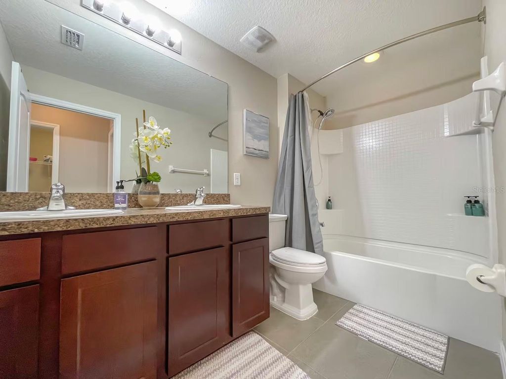 Image 24 of property listing at 10108 HAWK STORM AVENUE, Tampa, FL 33610