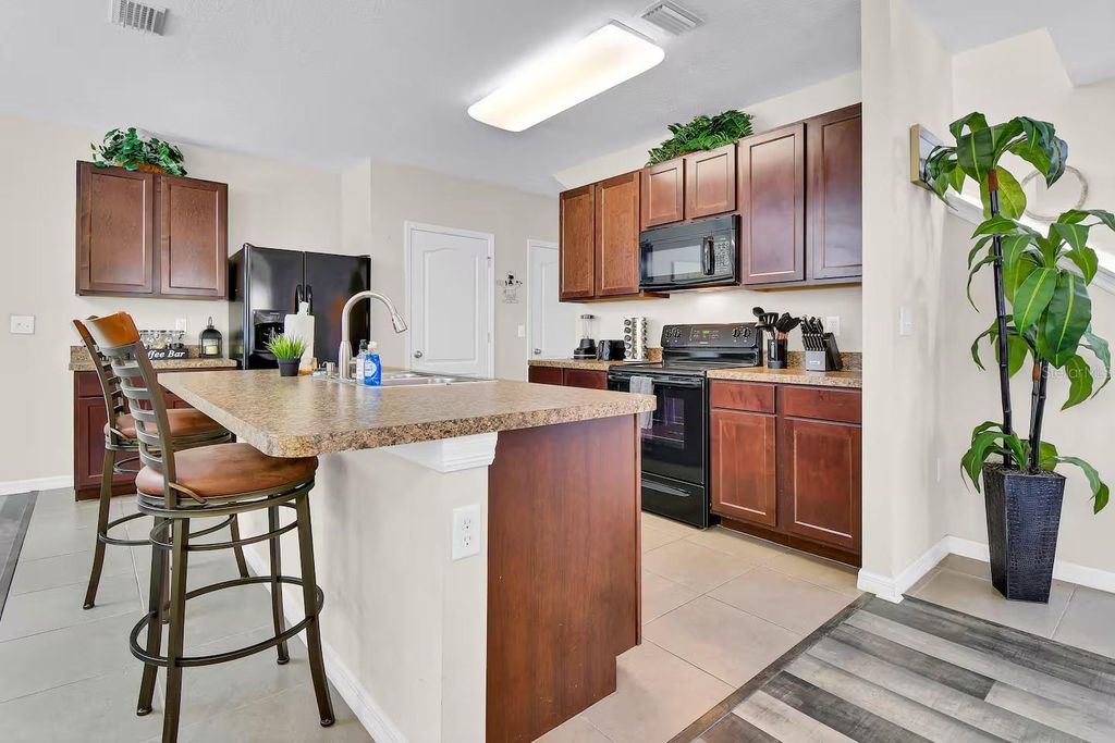 Image 7 of property listing at 10108 HAWK STORM AVENUE, Tampa, FL 33610