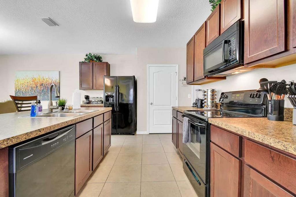 Image 9 of property listing at 10108 HAWK STORM AVENUE, Tampa, FL 33610
