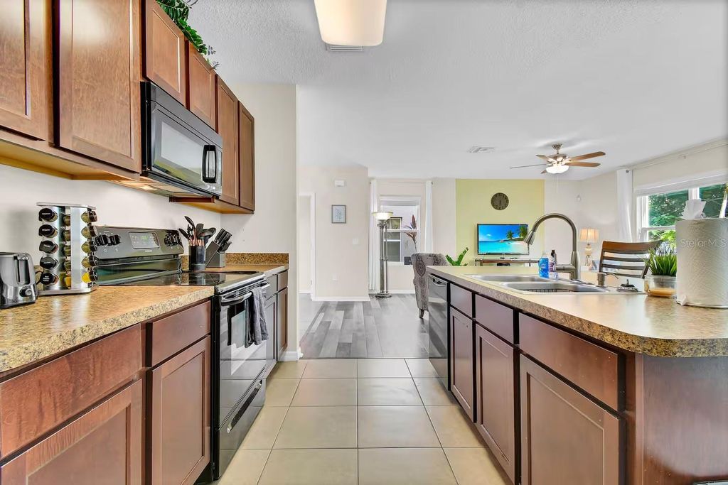 Image 10 of property listing at 10108 HAWK STORM AVENUE, Tampa, FL 33610