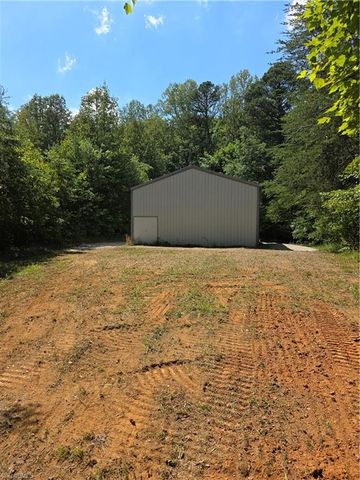 102 Hawks Road, King, NC 27021