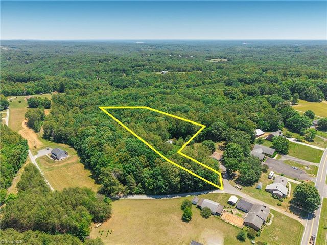102 Hawks Road, King, NC 27021