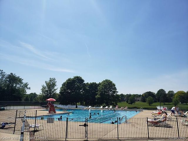 1760 Brentwood Drive, Troy, MI 48098