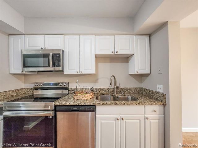 1760 Brentwood Drive, Troy, MI 48098