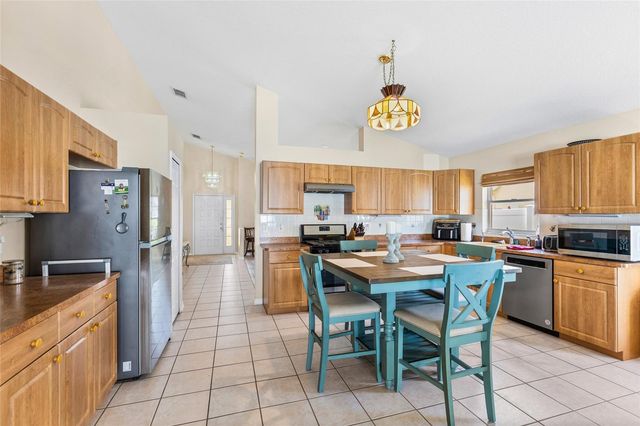 1674 MEADOW OAK LANE, Tarpon Springs, FL 34689