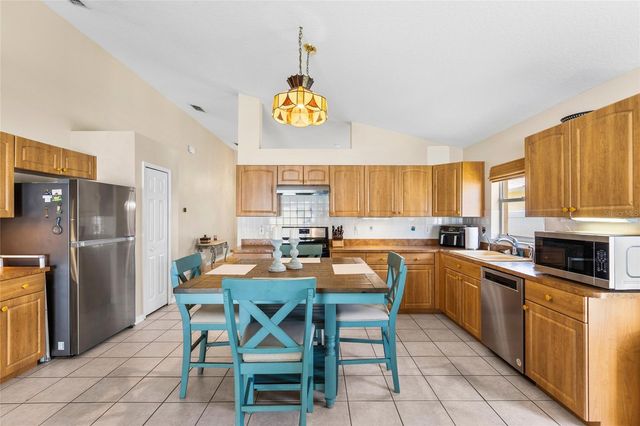 1674 MEADOW OAK LANE, Tarpon Springs, FL 34689
