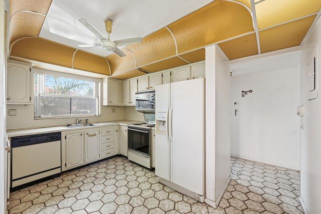 9541 Sunrise Lakes Boulevard 110, Sunrise, FL 33322