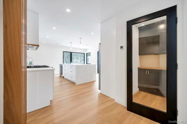 10 Lenape Road, Southampton, NY 11968