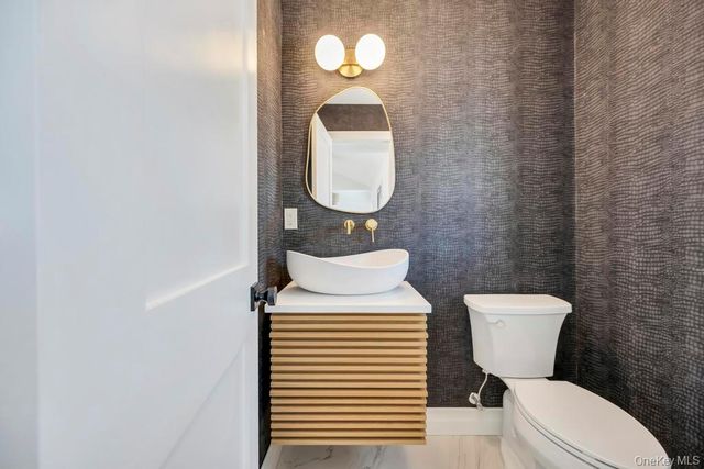 10 Lenape Road, Southampton, NY 11968