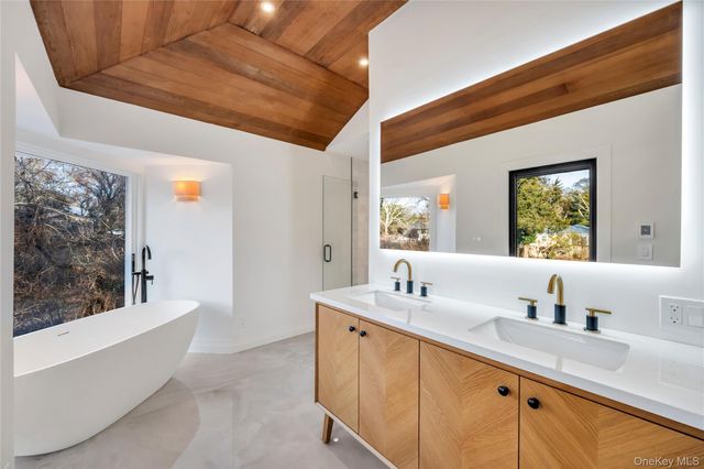 10 Lenape Road, Southampton, NY 11968