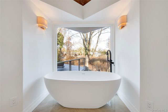 10 Lenape Road, Southampton, NY 11968