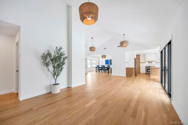 10 Lenape Road, Southampton, NY 11968