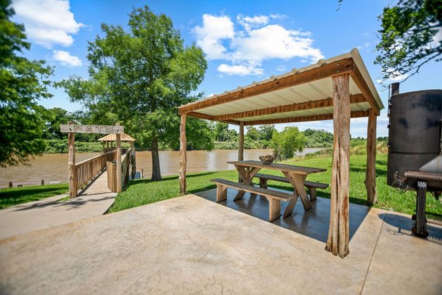 129 Selkirk Drive, Bay City, TX 77414