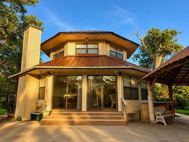 129 Selkirk Drive, Bay City, TX 77414