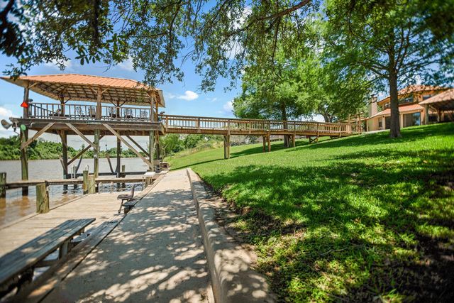 129 Selkirk Drive, Bay City, TX 77414