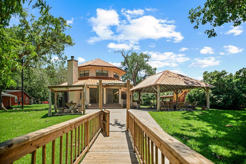 129 Selkirk Drive, Bay City, TX 77414
