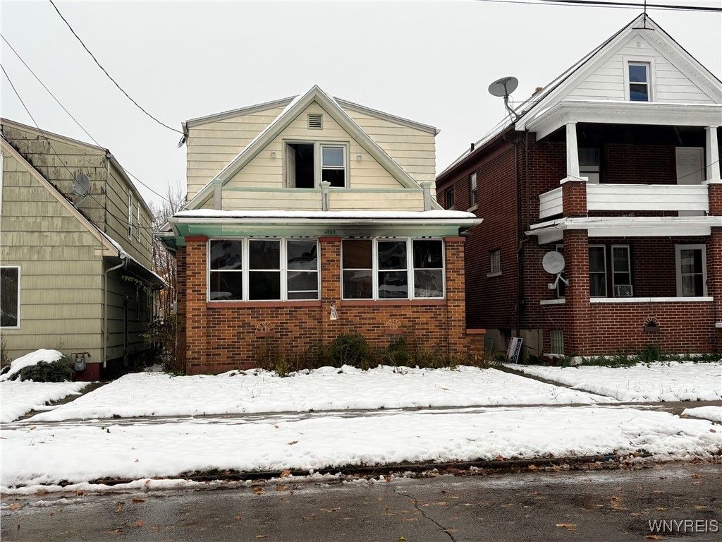 2204 Woodlawn Avenue, Niagara Falls, NY 14301